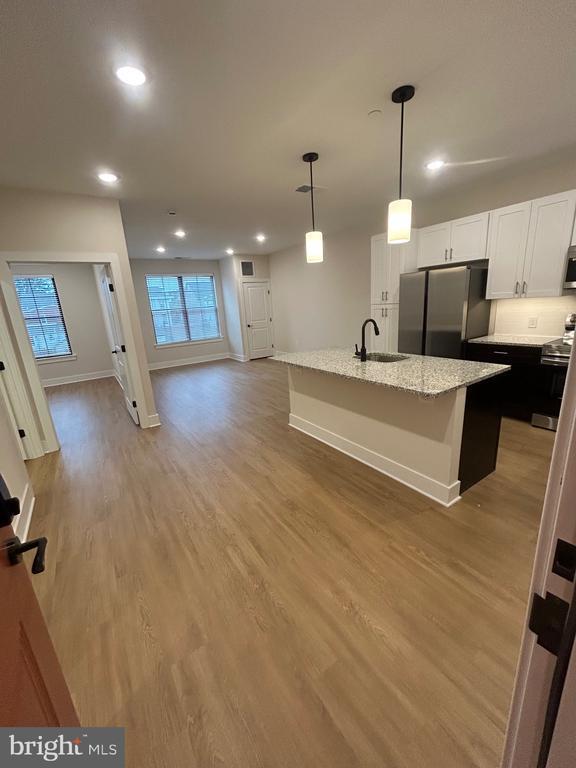 Building Photo - 624 Main St