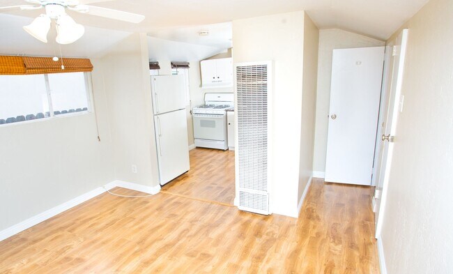 Building Photo - 915 E Balboa Blvd