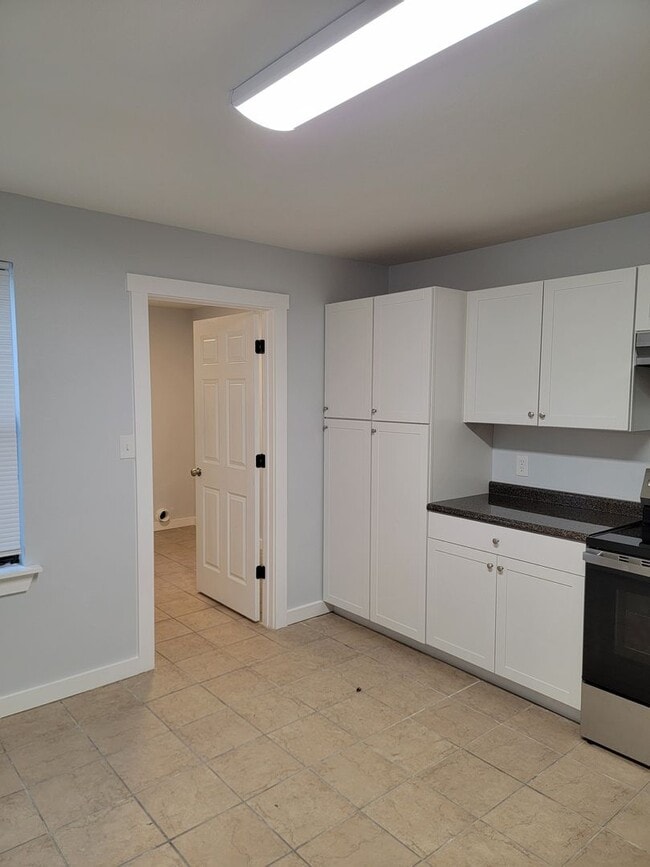 Building Photo - Three bedroom duplex!