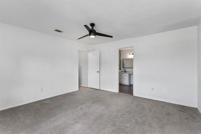 Building Photo - 9809 Meadowheath Dr