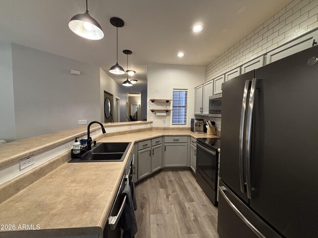 Building Photo - 948 E Savannah Dr