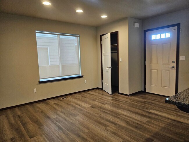 Building Photo - 3 Bedroom, 2.5 Bath House w/ fully fenced yard.