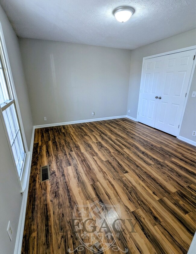 Building Photo - 221 Benefield Dr