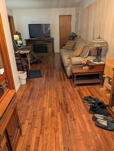 Living room, foyer - 132 Hereford St