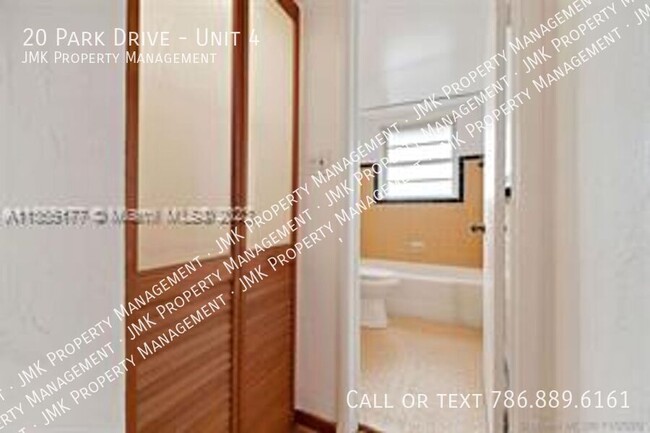 Building Photo - Recently Updated 1-Bedroom Condo in a Gate...