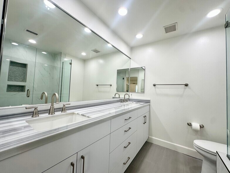 Building Photo - 5538 Las Virgenes Rd