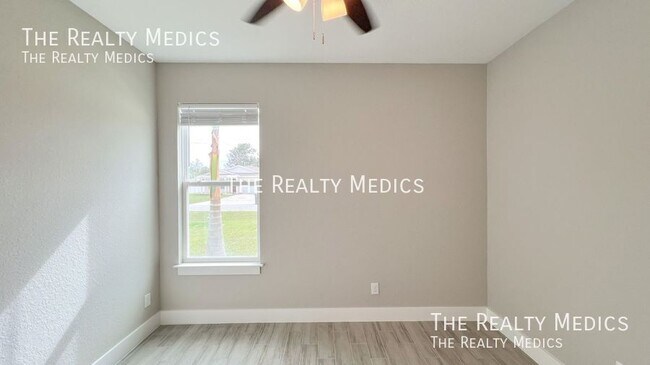 Building Photo - 256 Gladiola Ct