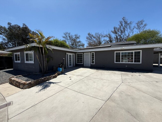 Building Photo - Huge 7 bed 3 bath house on Adobe  (Lease o...