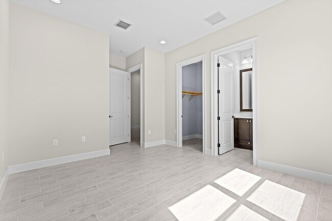 Building Photo - 14976 Woodlot Ct
