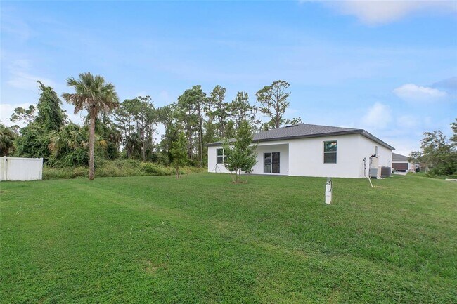 Building Photo - 1250 Papillon St