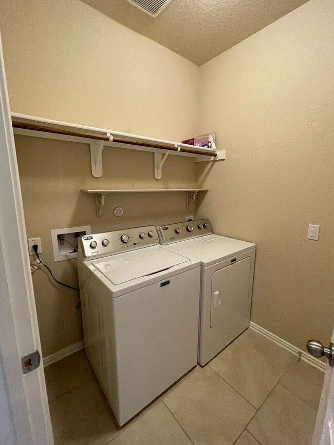 Building Photo - 4/2 in  a gated community in JOHNSON RANCH NORTH