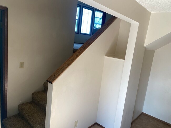 Building Photo - 3 bedroom 1.5 Bath Tandem Home!