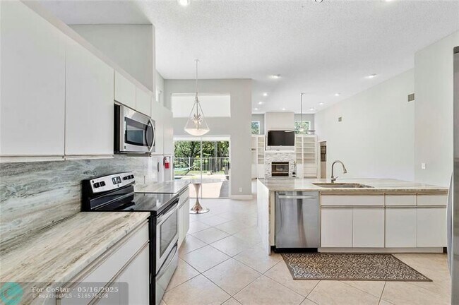 Building Photo - 10434 NW 6th Ct