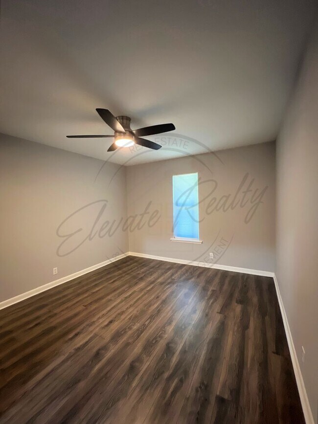 Building Photo - Bright and Airy Second-Floor Apartment with Upgrades and Pet Friendly!