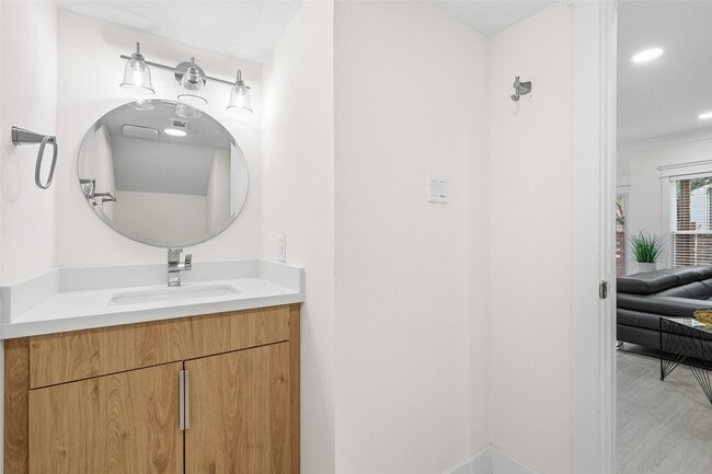 Building Photo - 1037 Town Pl St