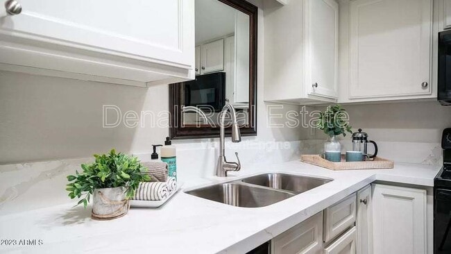 Building Photo - 1329 S Mitchell Dr