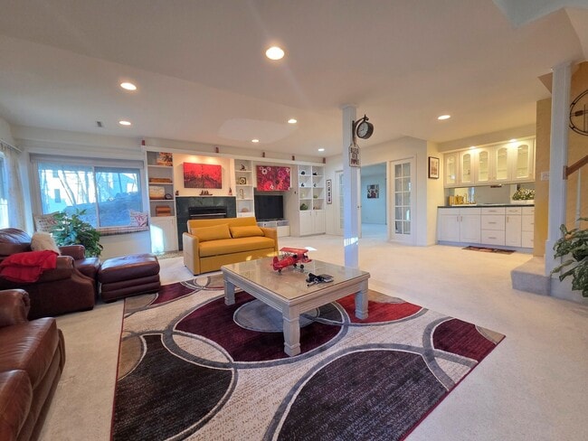 Building Photo - 1025 Rosewood Dr