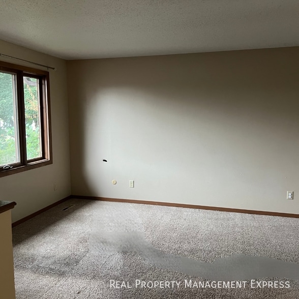 Building Photo - 3 Bedroom 2.5 Bathroom side-by-side duplex...