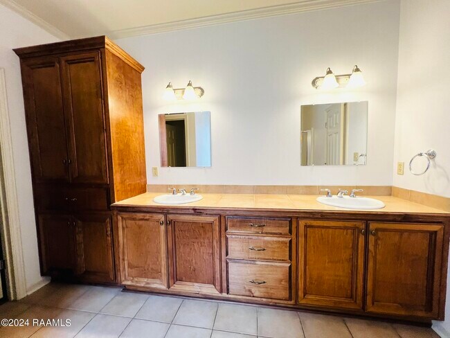 Building Photo - 125 Oakbend Dr