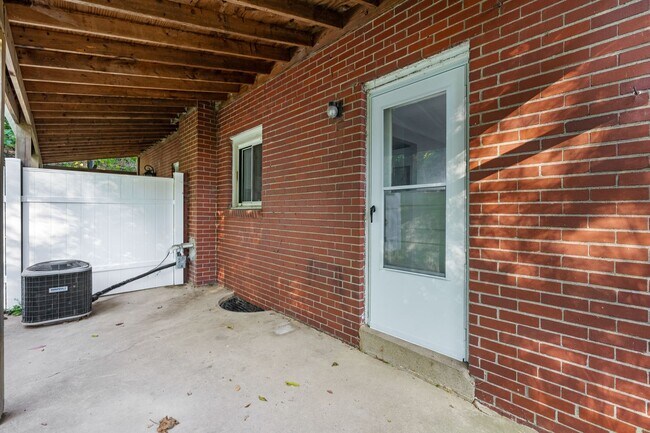 Building Photo - 448 Jacobson Dr