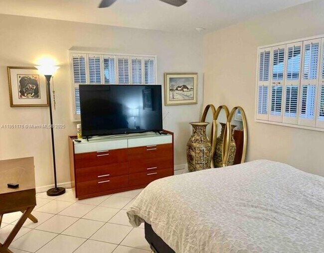 Building Photo - 1013 E Cypress Dr