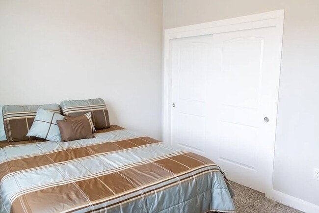 Building Photo - 3 Bedroom Furnished Home! Short term lease!! Available from May 1st - October 31st!