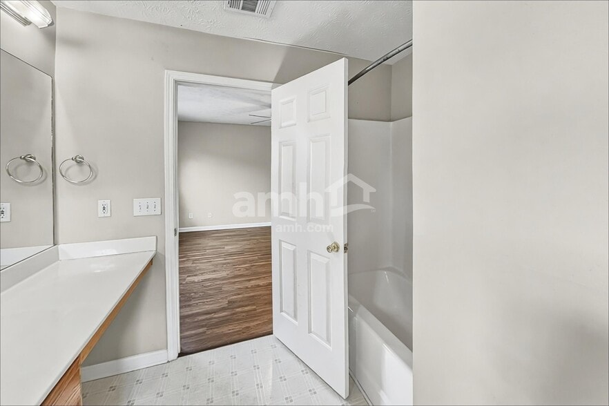 Building Photo - 1244 W Oaks Way