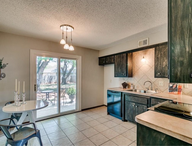 Building Photo - 722 S Meadow Ln