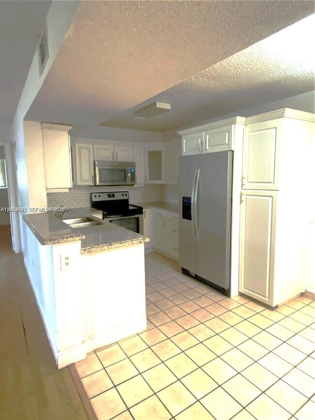 Building Photo - 300 Palm Cir W