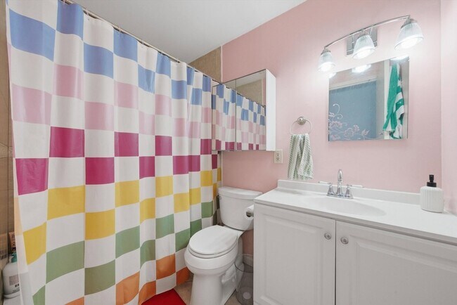 Building Photo - 4343 N Clarendon Ave