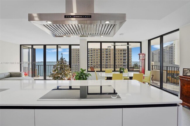 Building Photo - 520 Brickell Key Dr