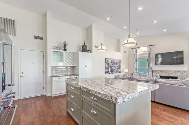 Building Photo - Come Settle In — This Scottsdale Gem Is Re...