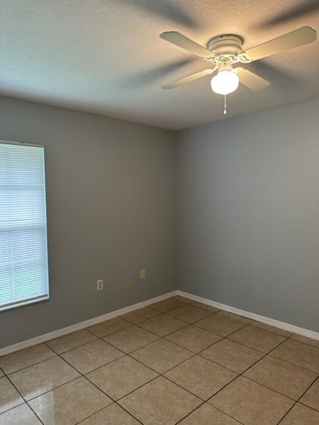 Building Photo - Coming soon ... 2 Bed 2 Bath 1/2 Duplex in St Cloud close to Lakefront!