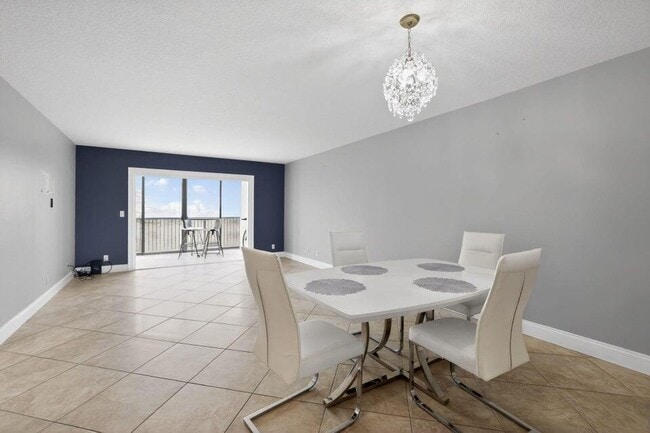 Building Photo - 2206 S Cypress Bend Dr