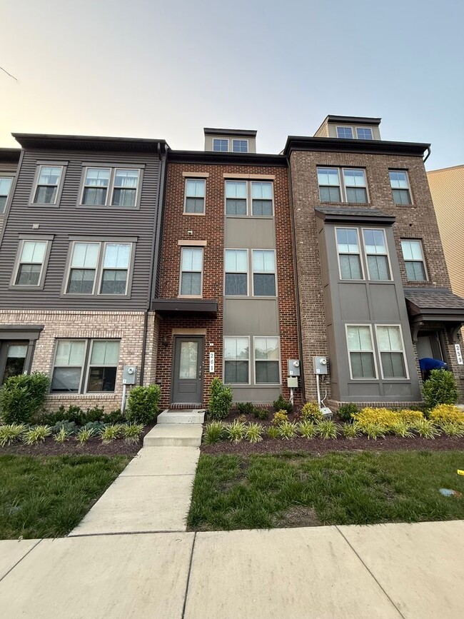 Building Photo - Newly Built Townhome with Tons of Space an...