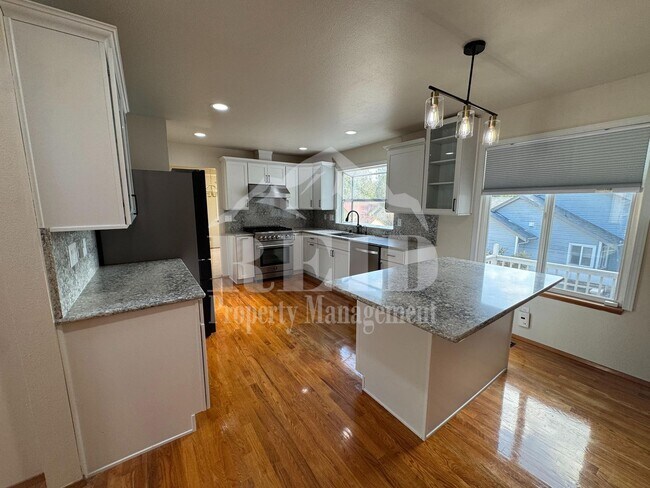 Building Photo - 979 NW Calypso Cir