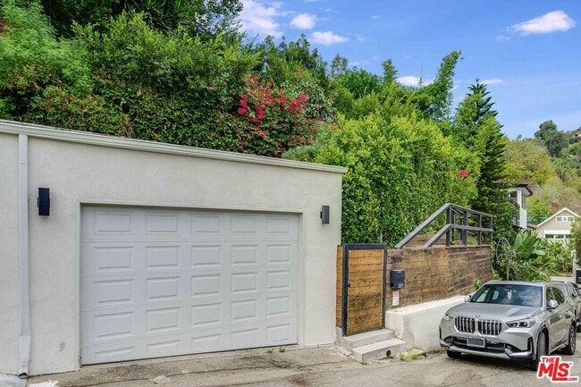 Building Photo - 2071 Glencoe Way