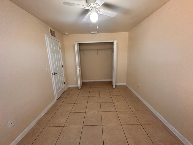 Building Photo - 906 SE 12th Terrace