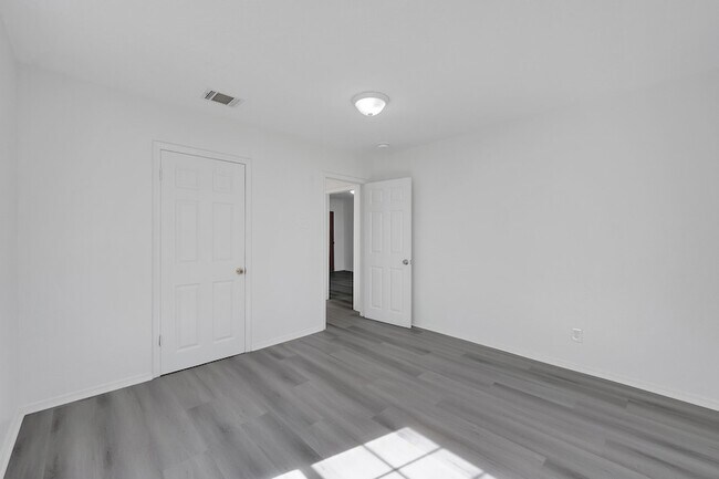 Building Photo - 214 N Hagerman St