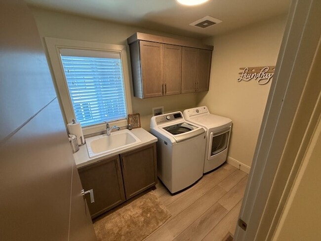 Building Photo - Available September 1, 3 bed 2.5 bath