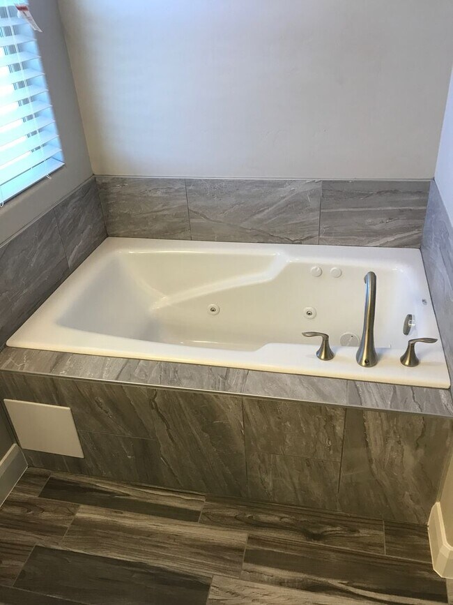 Building Photo - 3 Bedroom 2.5 Bathroom Townhome in Santa Clara!