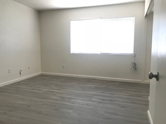 Building Photo - NEWLY RENOVATED SOUTHWEST STYLE!