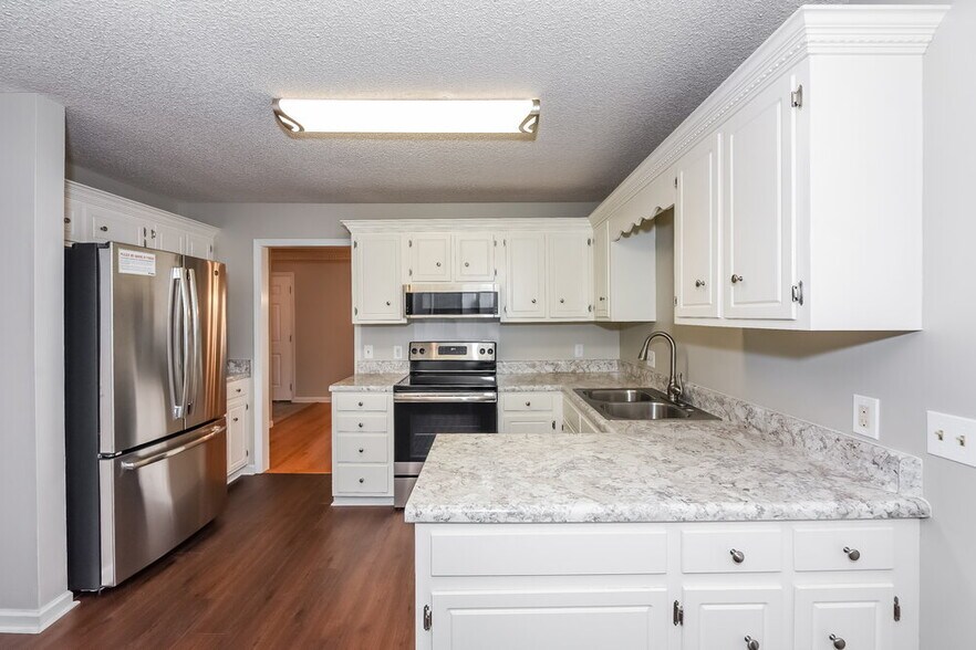 Building Photo - 5105 Roxborough Dr
