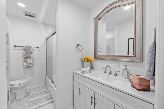 Building Photo - 44 Monroe St