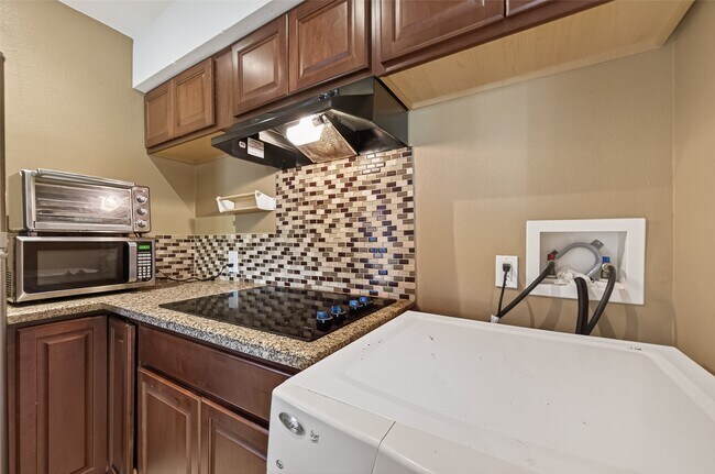 Building Photo - 2201 Fountain View Dr