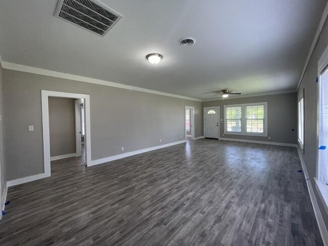 Building Photo - 3 bed, 1 bath with lots of updates! New fl...