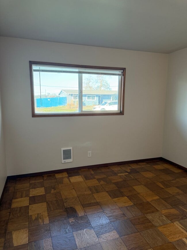 Building Photo - 3 Bedroom Duplex, Fully Updated