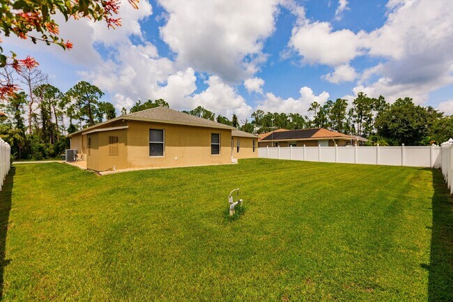 Building Photo - "Charming 3-Bedroom Home with 2 Full Baths and Spacious 2537 Sq Ft in North Port, FL!"