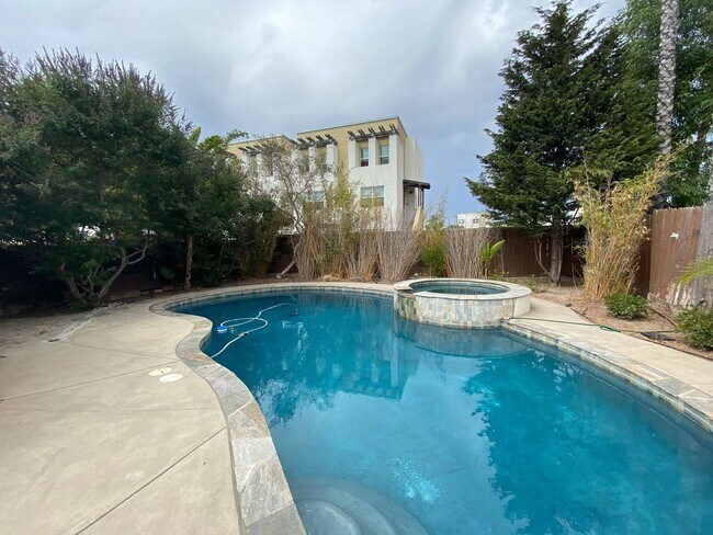 Building Photo - Renovated! AMAZING Pool+Spa!