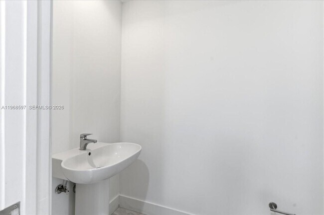 Building Photo - 1100 Biscayne Blvd